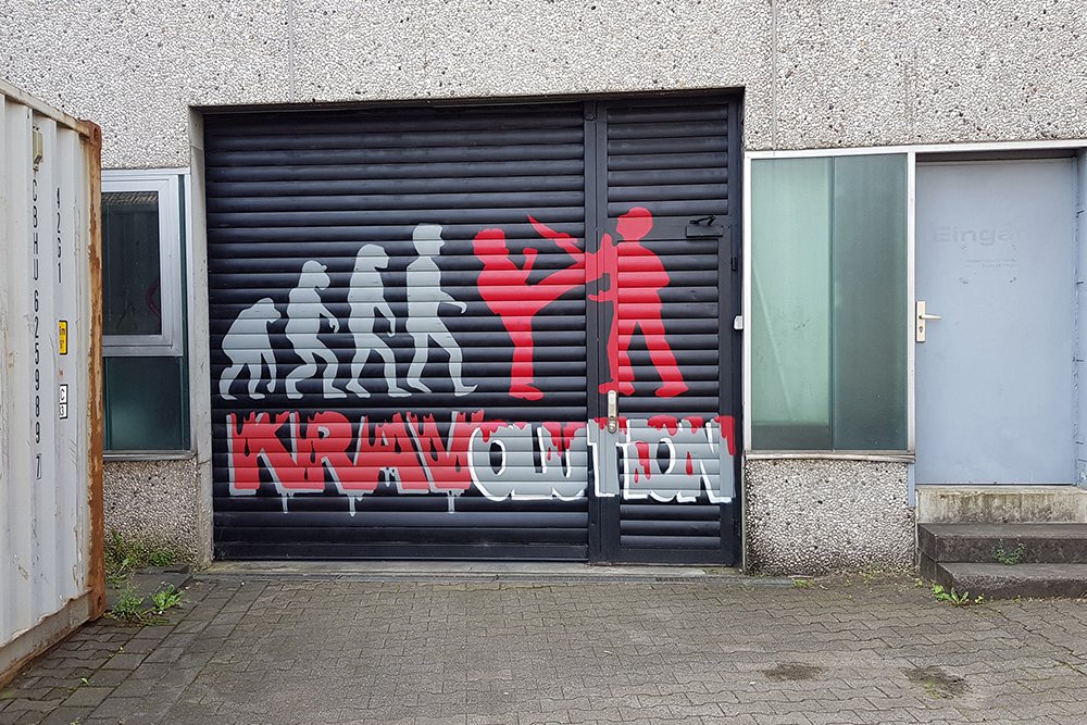 Krav Maga Sankt Augustin Eingang mit Rolltor Krav Maga Sankt Augustin Eingang mit Rolltor